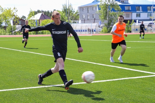 Команда Богандинского успешно стартовала на областном чемпионате по футболу