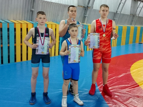 Соревновательный сезон с медалями завершают и наши борцы