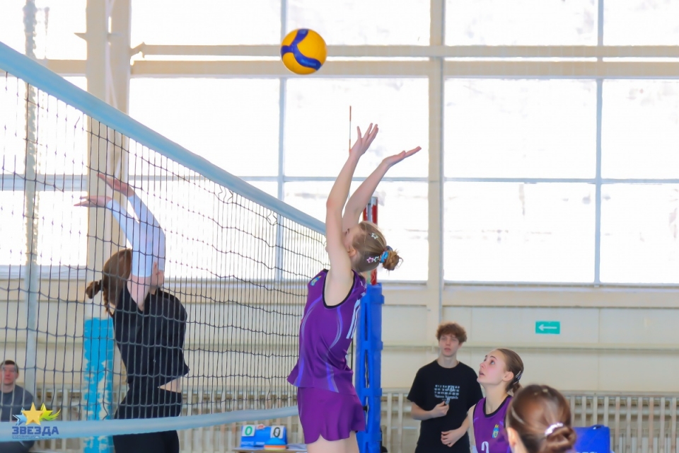 Волейболистки Тюменского округа сразились в честь Международного женского дня